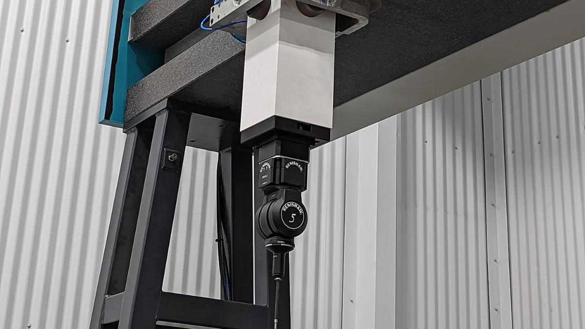 Large-capacity gantry coordinate measuring machine with an indexing probe head